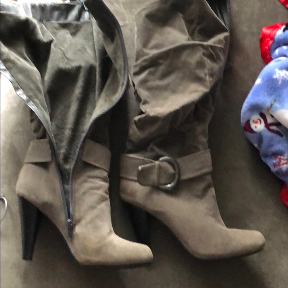Size 9 bamboo grey heel boots